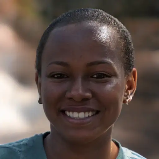 وجه امرأة مبتسمة