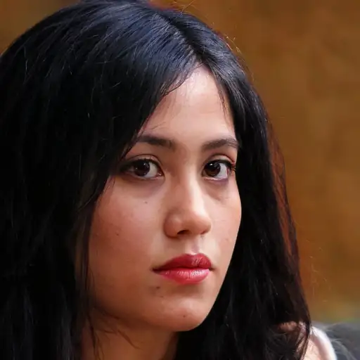 Jeune femme rayonnante dans l'ensemble beige