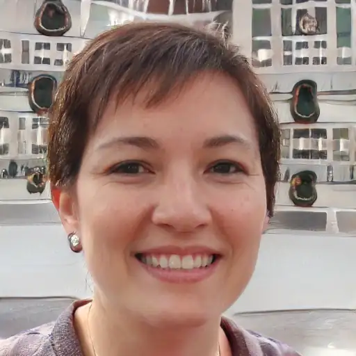 Giovane donna che imposta la sveglia