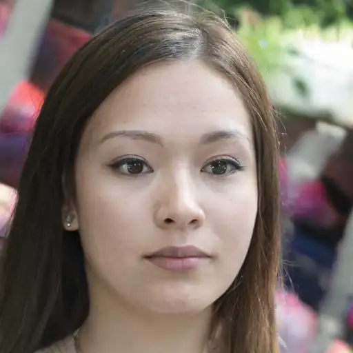 Visage d'une jeune femme souriante
