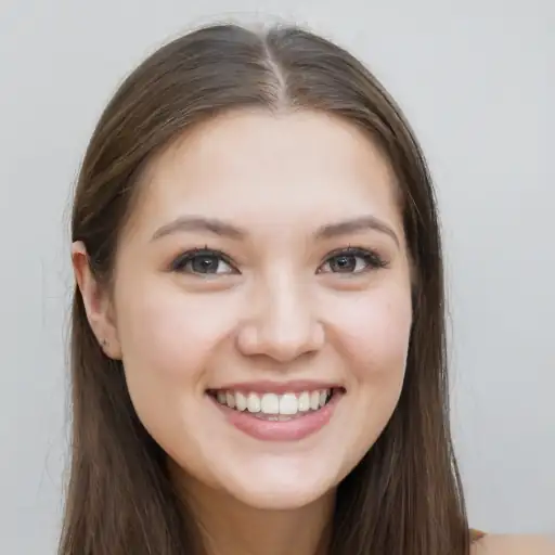 Portrait d'une blogueuse beauté souriante