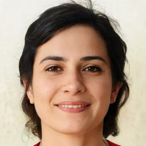 شابة تستلم باقة ورد كبيرة.