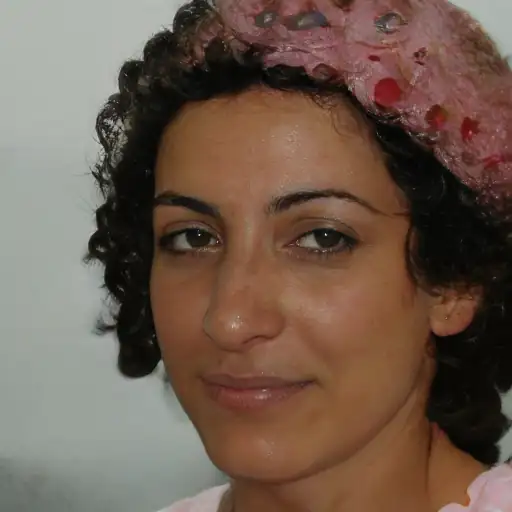 صورة عميلة ترتدي العبايه