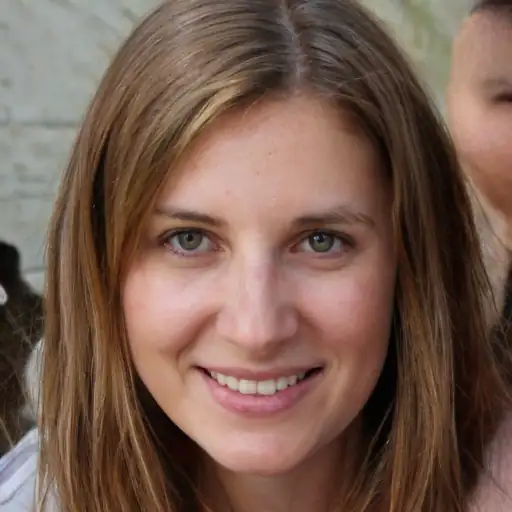 Portrait d'une jeune femme souriante