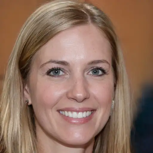 Donna sorridente che mostra capelli lucidi e sani