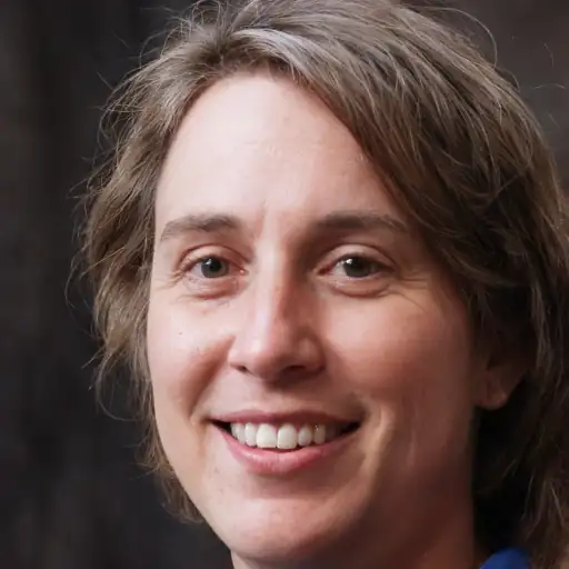 Mujer joven admirando la comodidad y el aspecto del interior del coche.