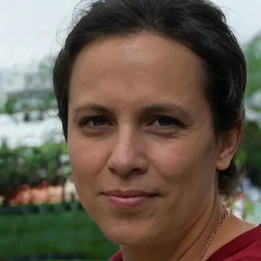 Portrait of female reviewer Jessica M.
