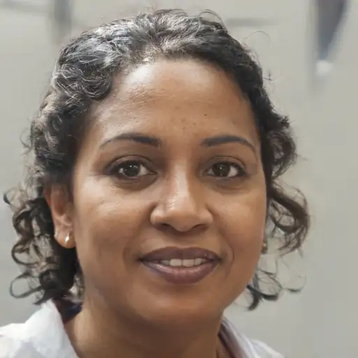 Profile picture of a woman in her 30s with kind eyes