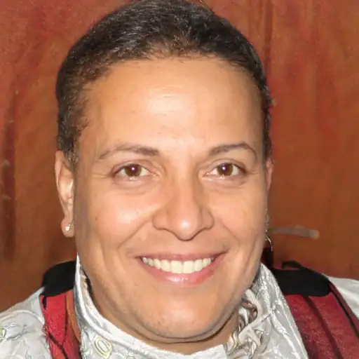 Une femme souriante montrant son visage sans imperfections.