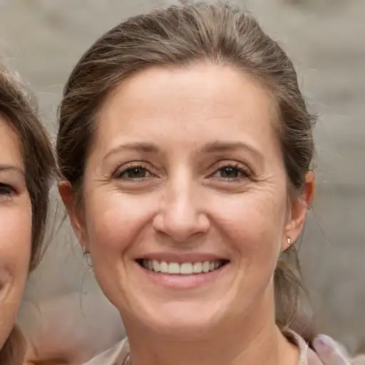 Profile picture of a smiling woman in her 30s