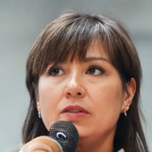 Ritratto di una giovane donna con sguardo riposato