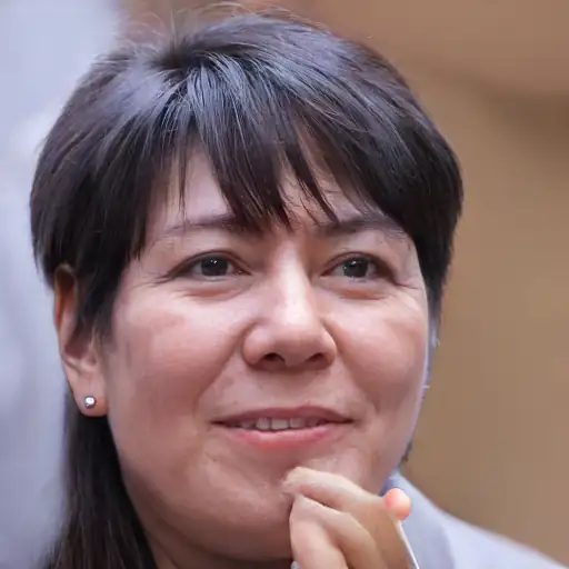 Visage d'une femme souriante se reposant