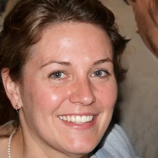 Madre relajada con sus hijos protegidos del sol en el coche.