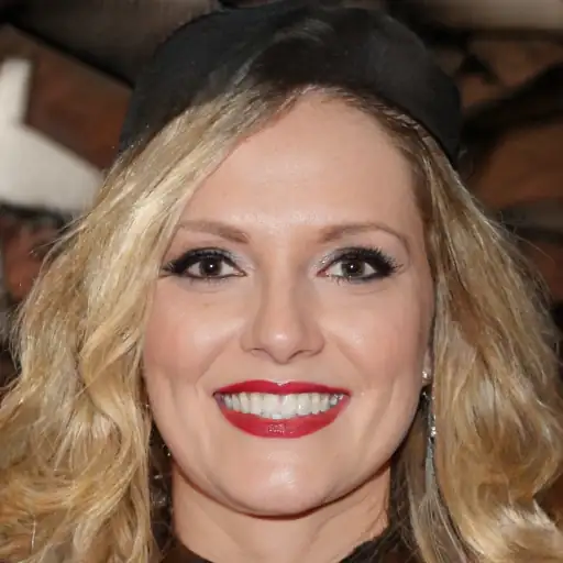 Femme d'âge moyen souriante, sa peau est radieuse.