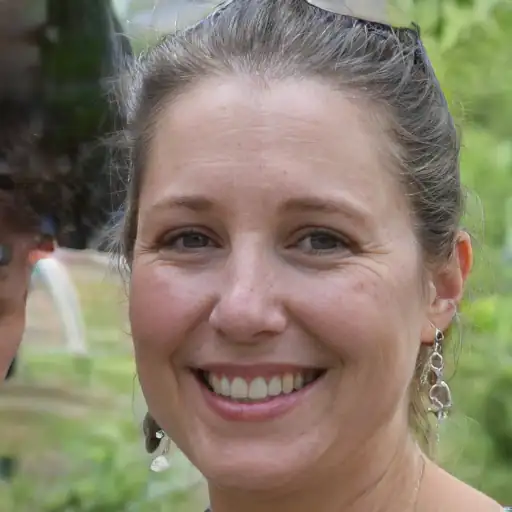 A smiling woman in her 30s