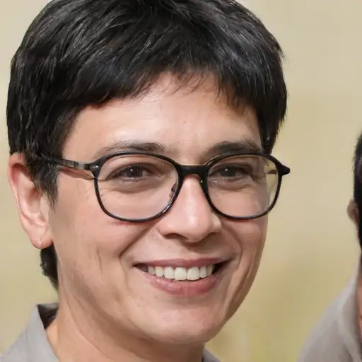 Une femme d'affaires appliquant un patch Acnecept discrètement.