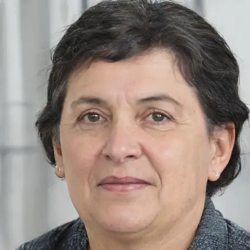 امرأة شرق أوسطية في الأربعين من عمرها