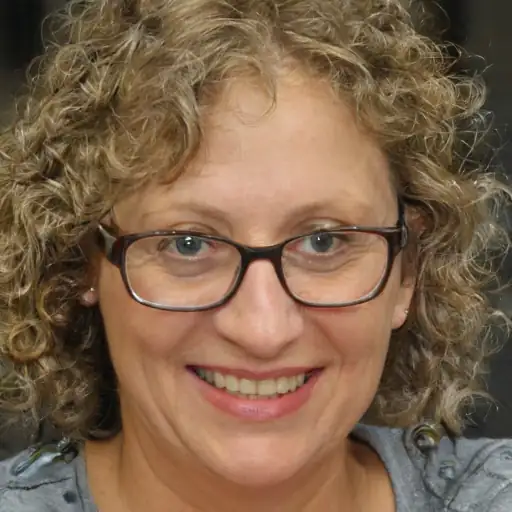 Mujer de mediana edad mirando el interior de su coche protegido del sol.