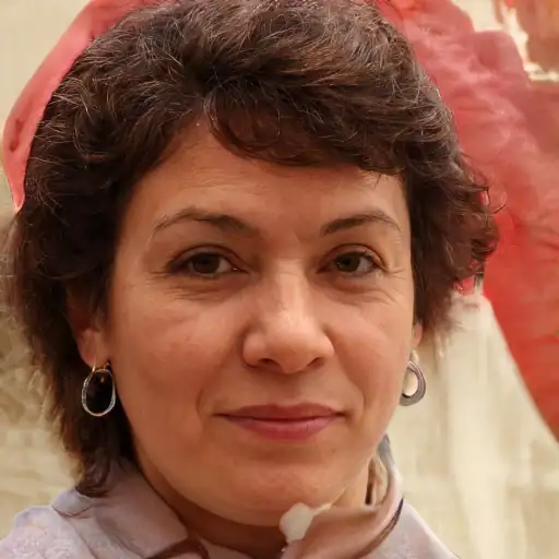 امرأة ترتدي دعامة الركبة