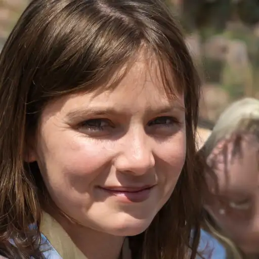 صورة لمستخدمة سعيدة