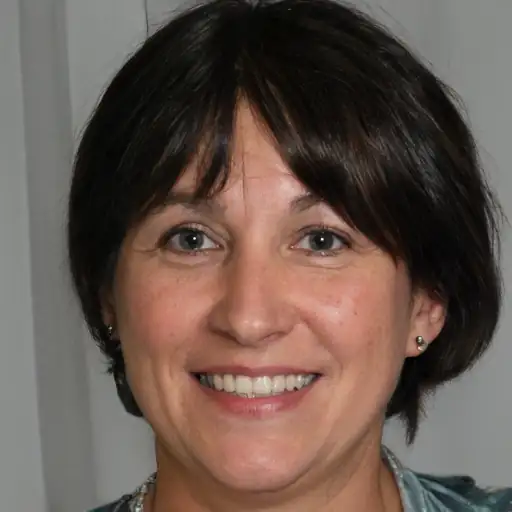 امرأة تستمتع بلونها البرونزي