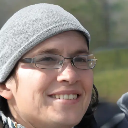 Donna sorridente che usa la sveglia