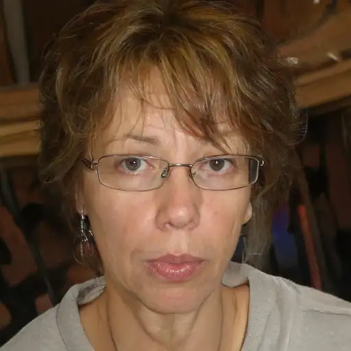 امرأة تستخدم الشاحن المتنقل أثناء السفر