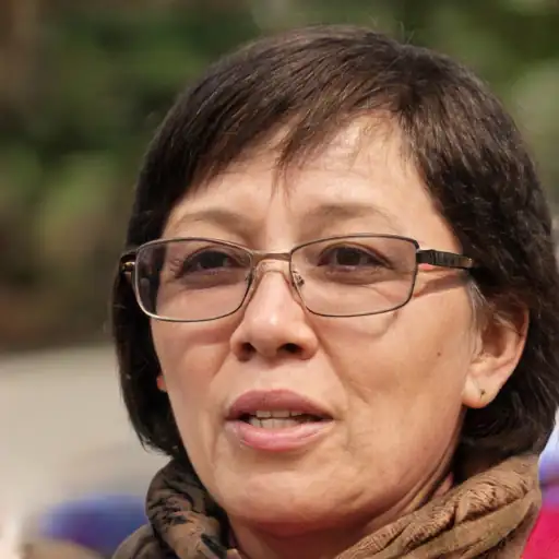 Anziana felice con il prodotto