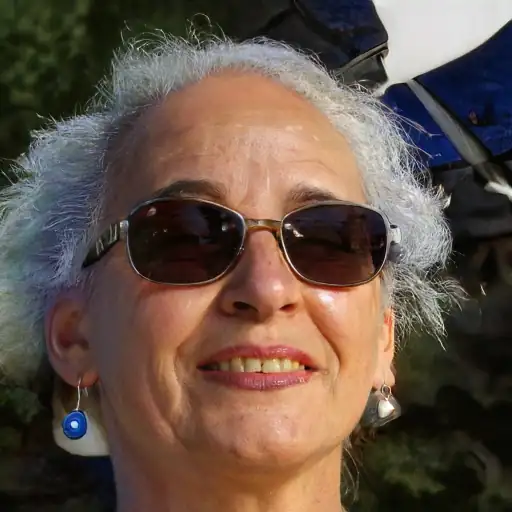 وجه عميلة سعيدة