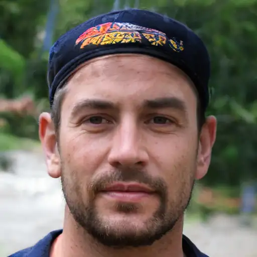 Hombre joven disfrutando de privacidad en su coche.