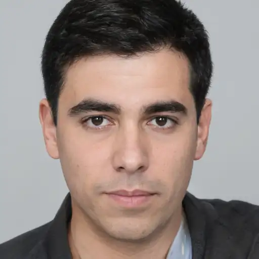 مستخدم شاب يشارك تجربته