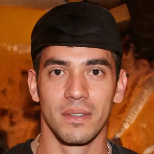 وجه عميل مبتسم