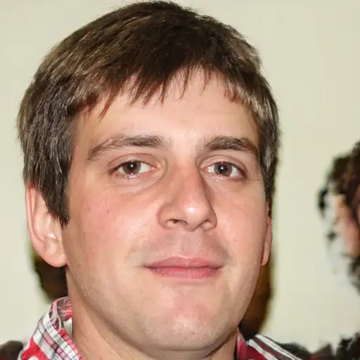 Giovane uomo che mostra l'orologio