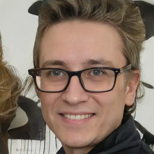 Cliente che mostra il prodotto con orgoglio