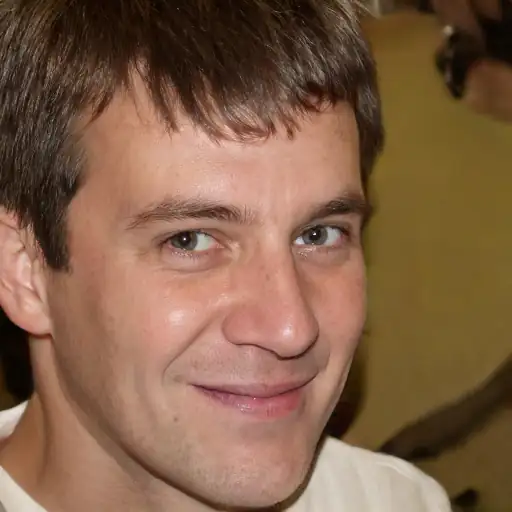 Portrait d'un jeune homme souriant