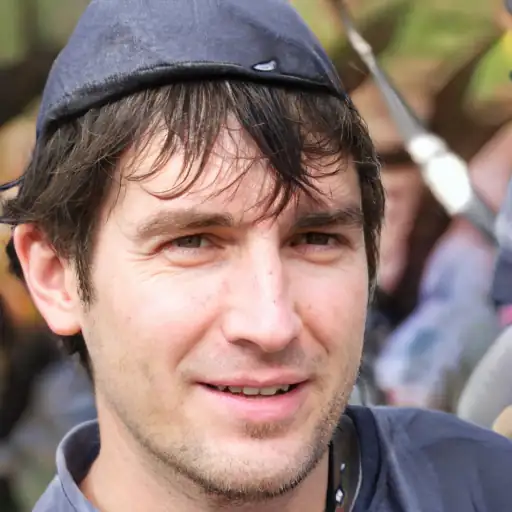 Hombre joven con el dispositivo