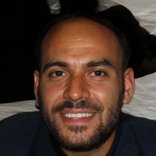 Giovane uomo entusiasta del prodotto