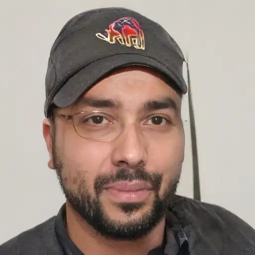 Photo d'un homme coupant des légumes avec le robot culinaire