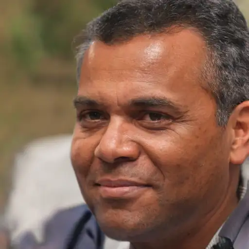 Uomo sorpreso dalla qualità del prodotto