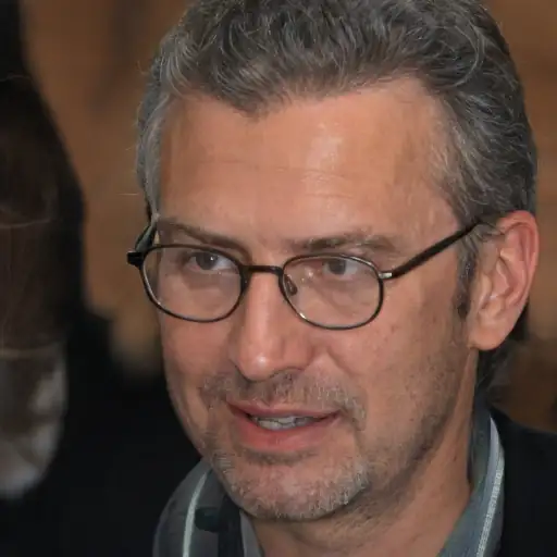 رجل في الأربعينيات من العمر، شرق أوسطي، يبتسم وهو يرتدي الحزام. avatar