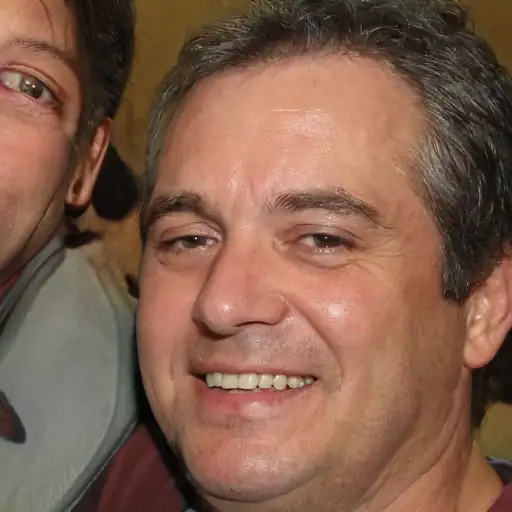 Profesional satisfecho, hombre de mediana edad con confianza
