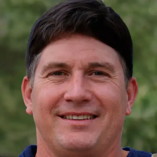 Hombre de mediana edad usando el masajeador de piernas