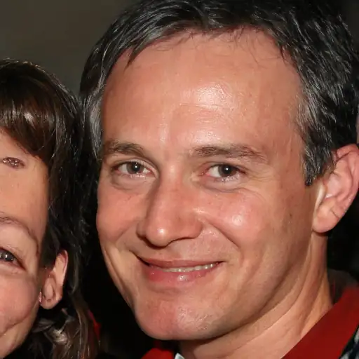 Hombre satisfecho con la protección UV y el estado de su coche.