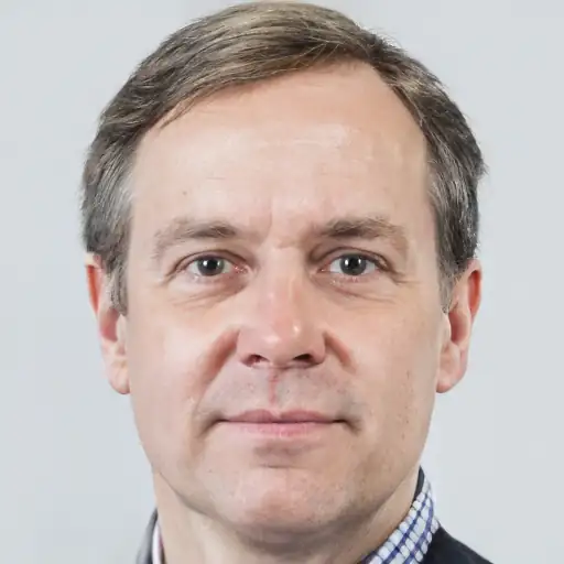 Porträt eines Mannes, der konzentriert arbeitet