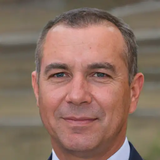 رجل مسن يعمل في حديقته.