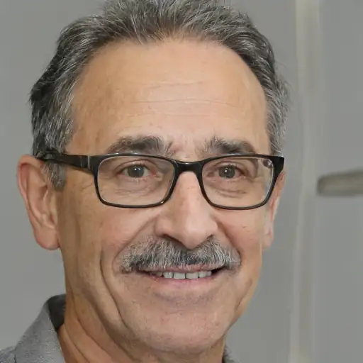 رجل يختار بذورًا في متجر.