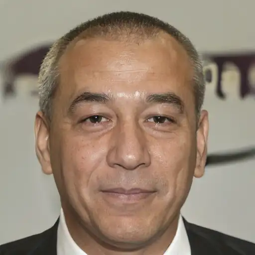 Uomo anziano che consulta la sveglia