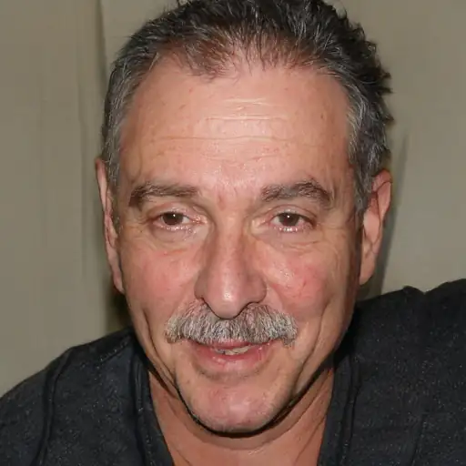 رجل راضٍ عن شراء خزانة التخزين الزجاجية الجديدة