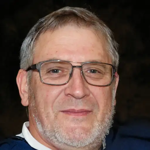 صورة لمستخدم مسن مستمتع