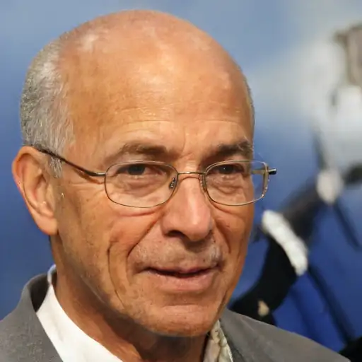 Anziano signore che osserva il suo gatto